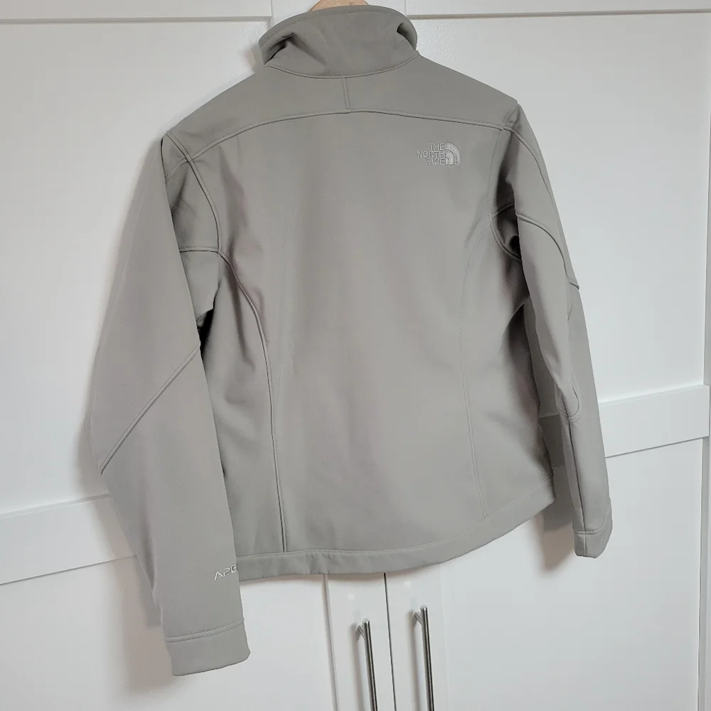 SOLD ---- NWOT The North Face Soft Shell Zip Up Jacket (S) - Picture 3 of 15